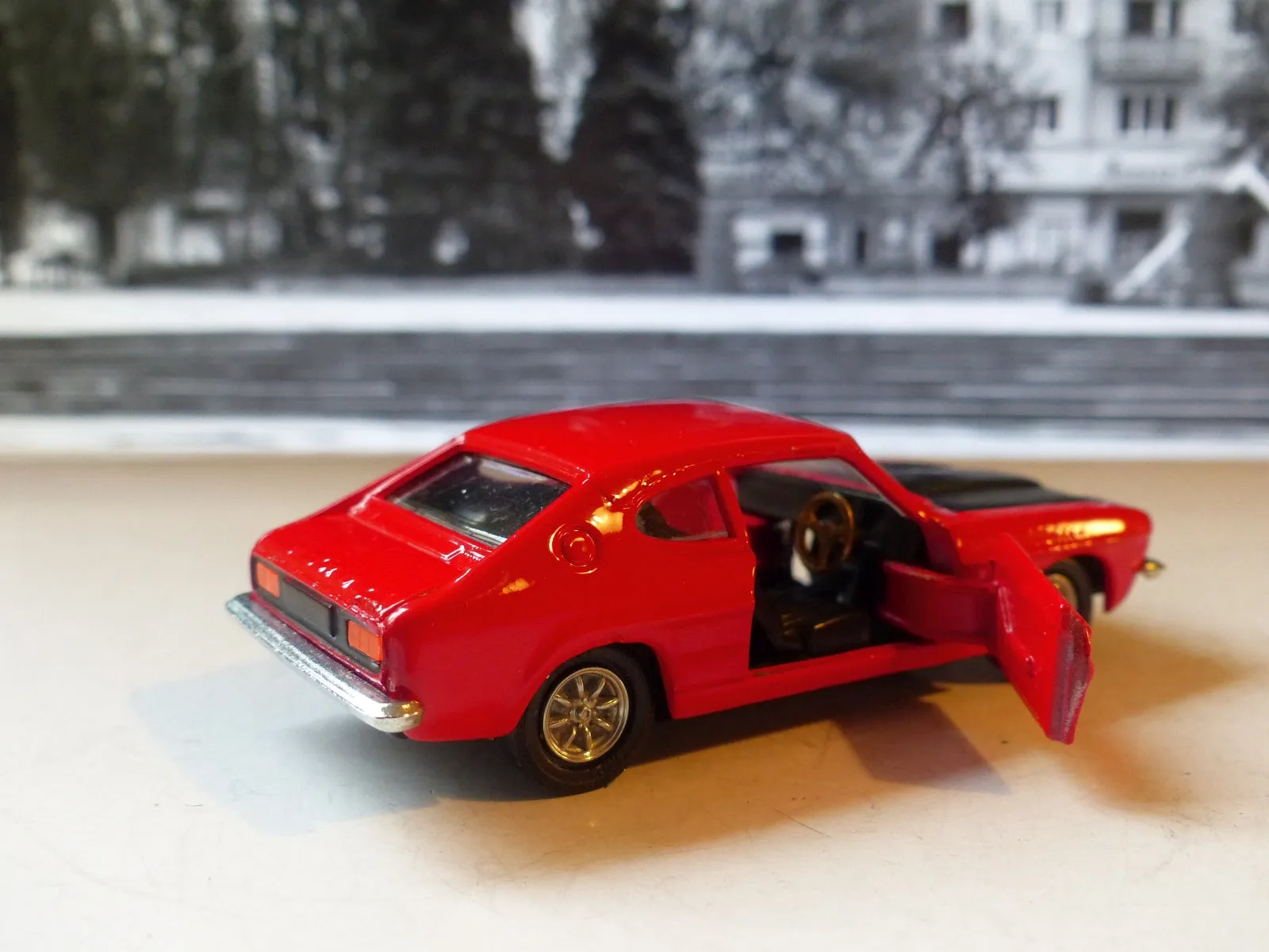 311 Ford Capri 3 Litre in red and black