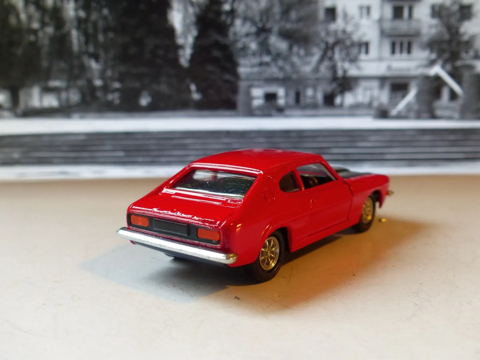 311 Ford Capri 3 Litre in red and black