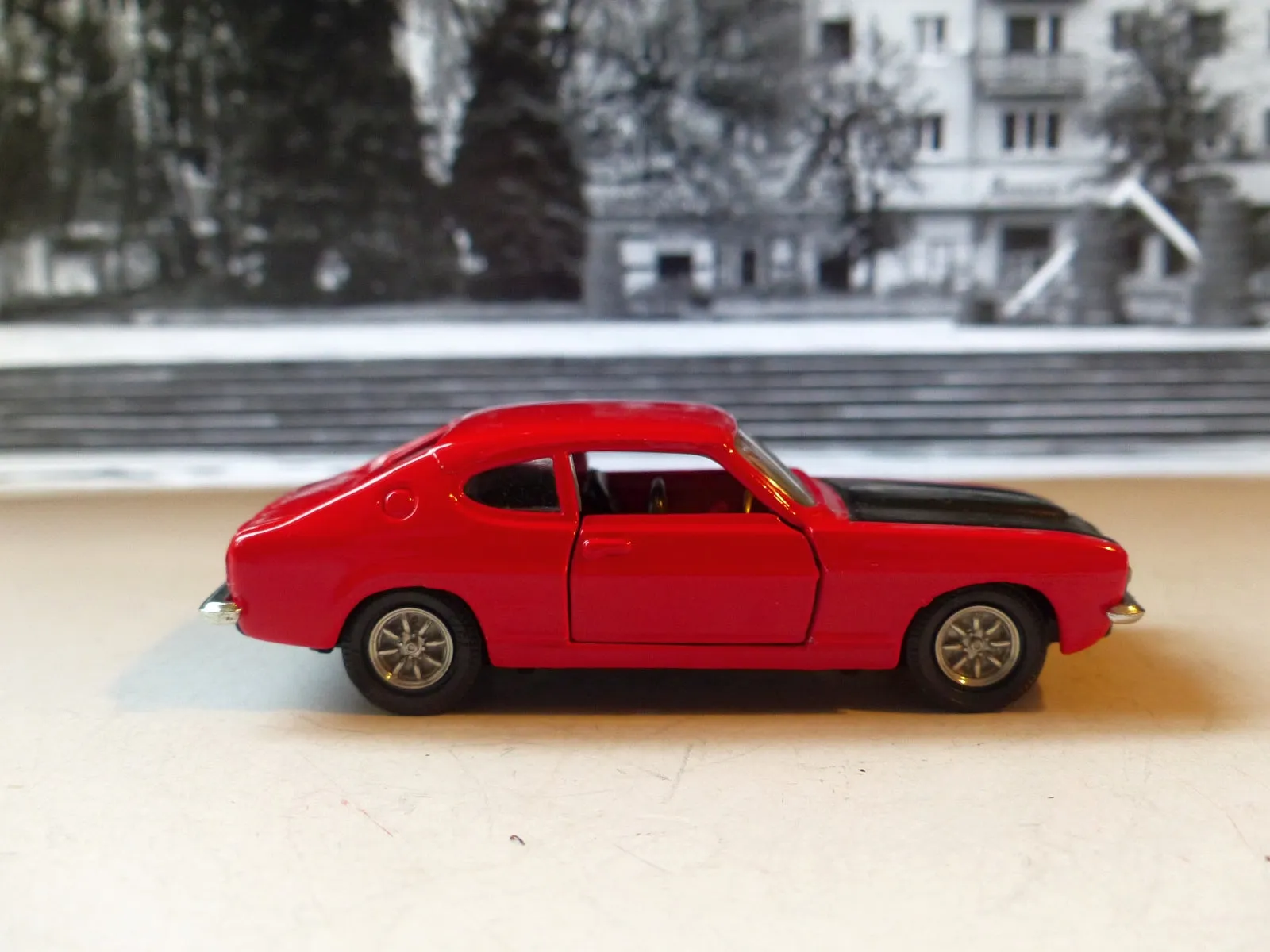 311 Ford Capri 3 Litre in red and black