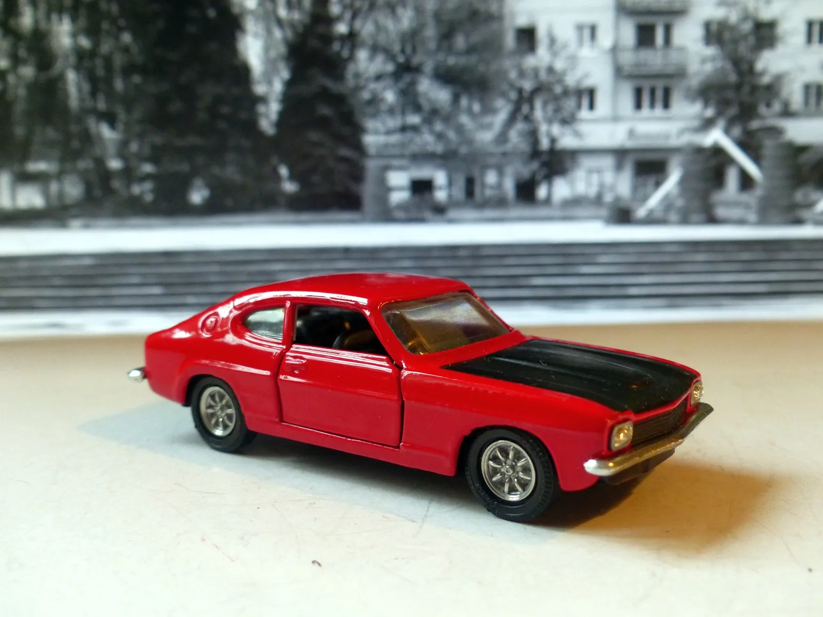 311 Ford Capri 3 Litre in red and black