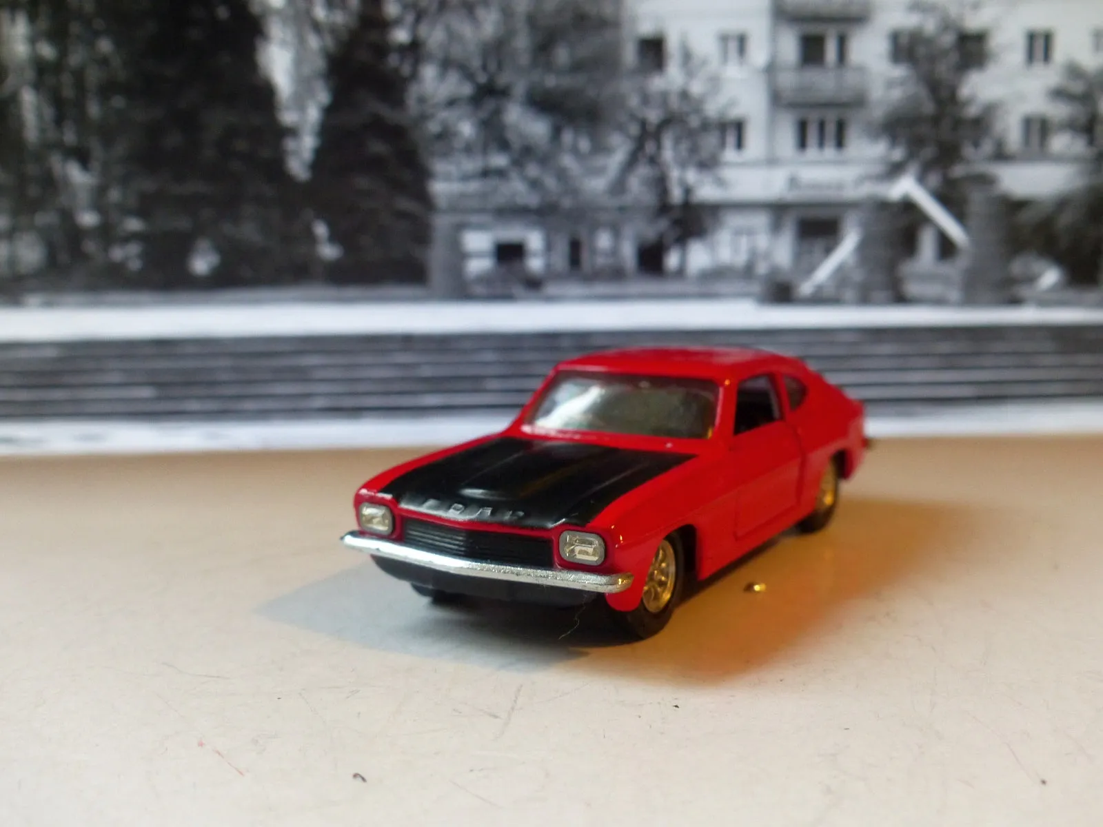311 Ford Capri 3 Litre in red and black