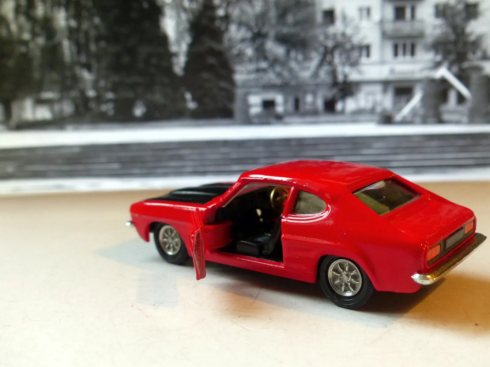 311 Ford Capri 3 Litre in red and black