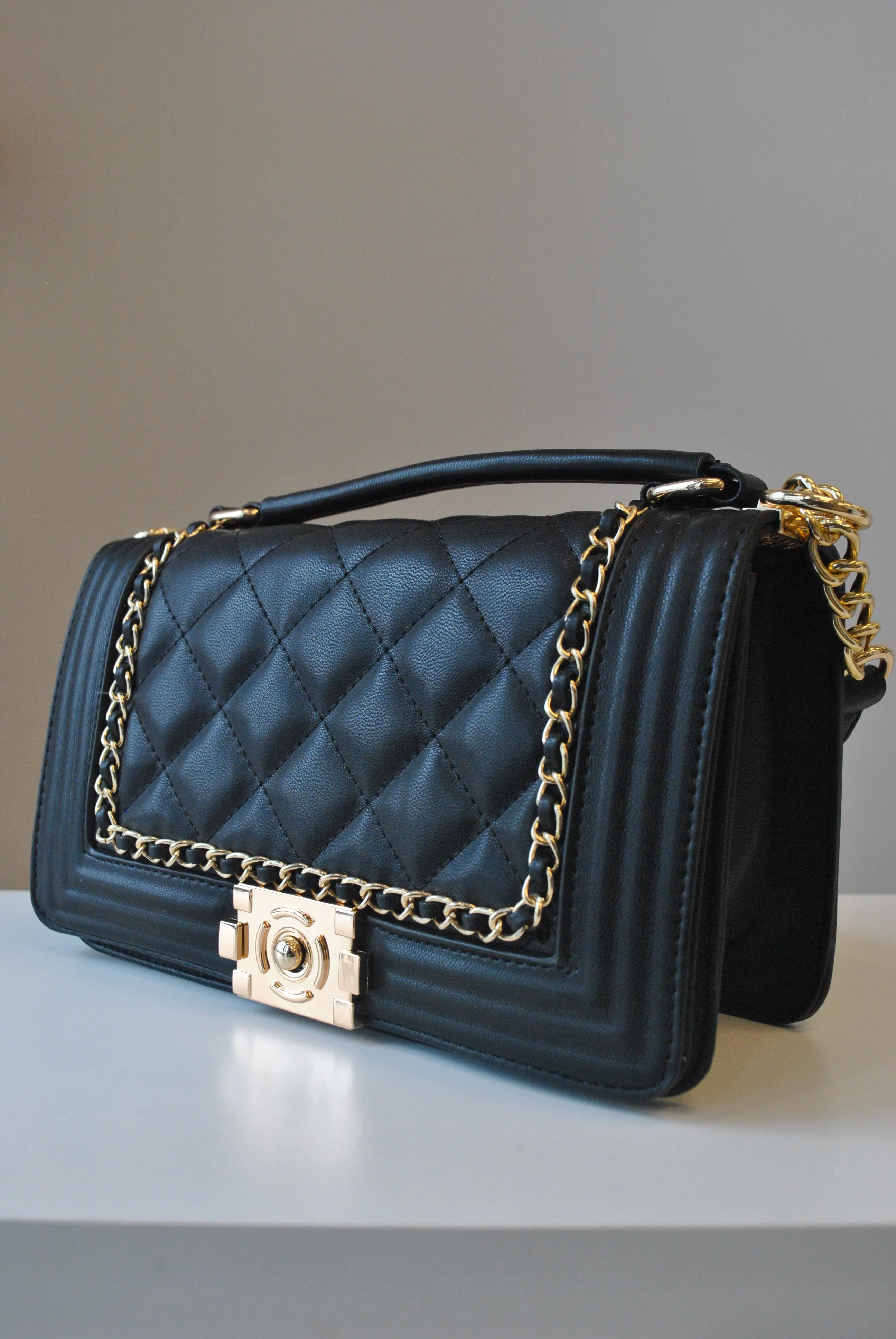 BLACK GUILTED MIDIUM CROSSBODY BAG WITH GOLD CHAIN