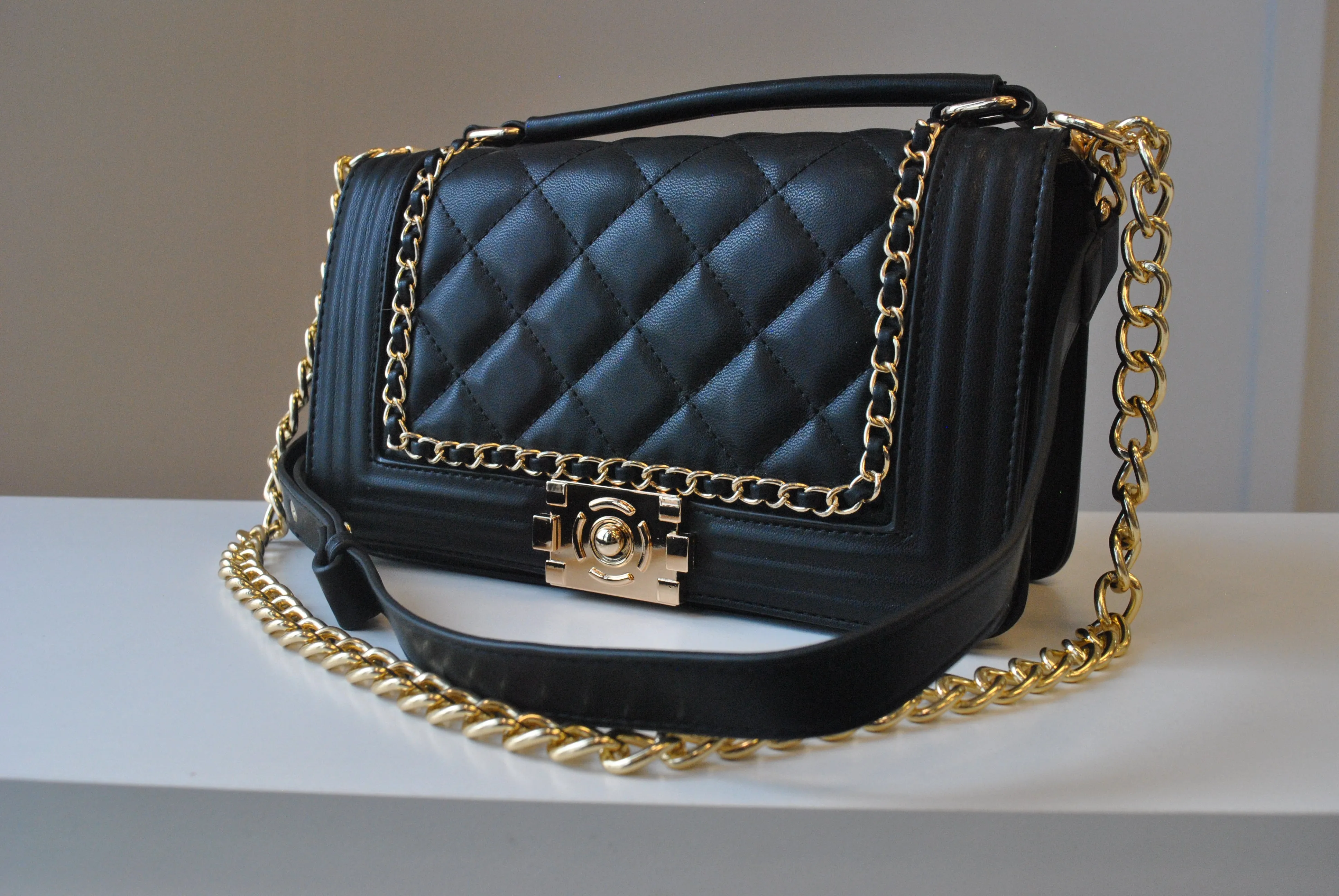 BLACK GUILTED MIDIUM CROSSBODY BAG WITH GOLD CHAIN