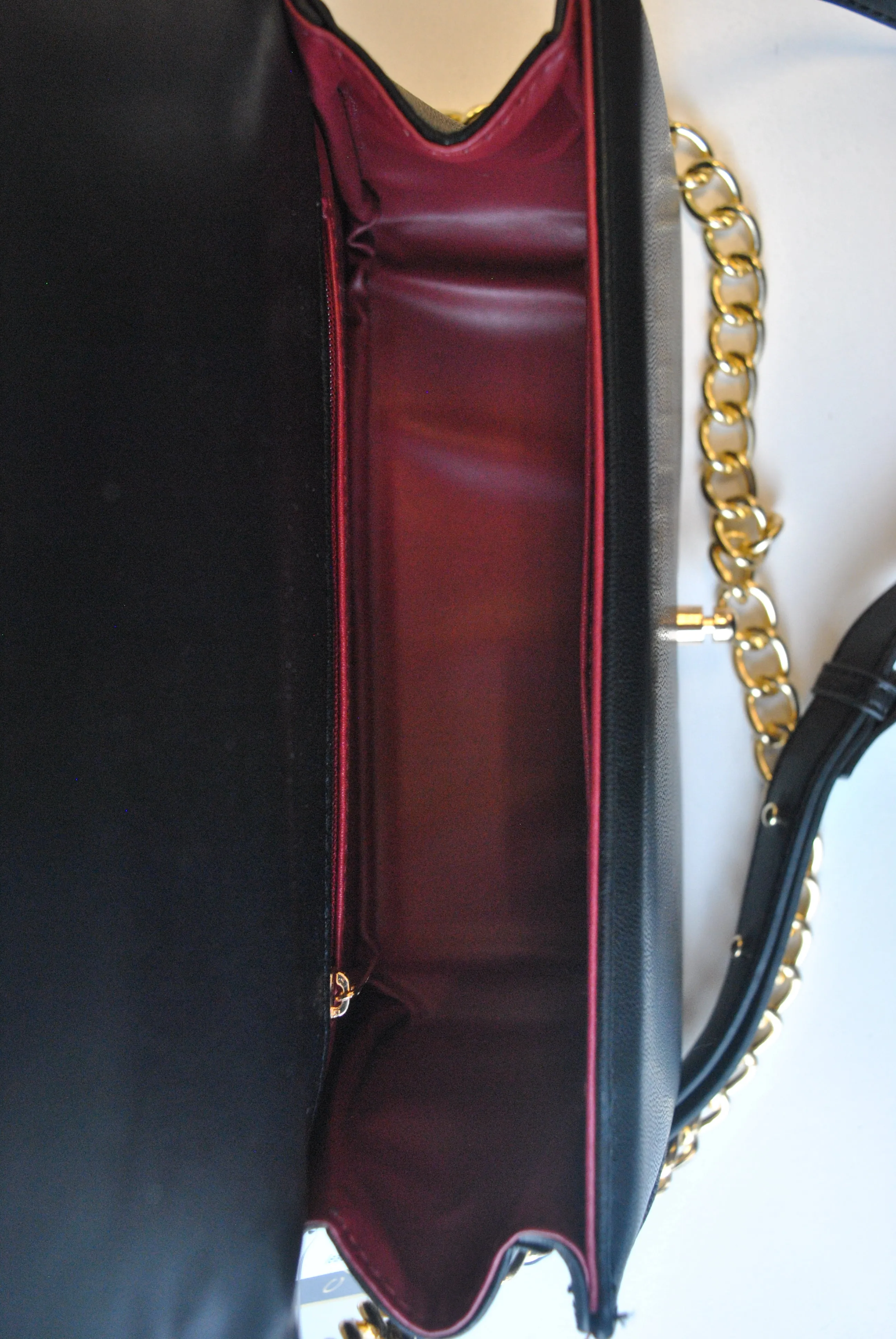 BLACK GUILTED MIDIUM CROSSBODY BAG WITH GOLD CHAIN