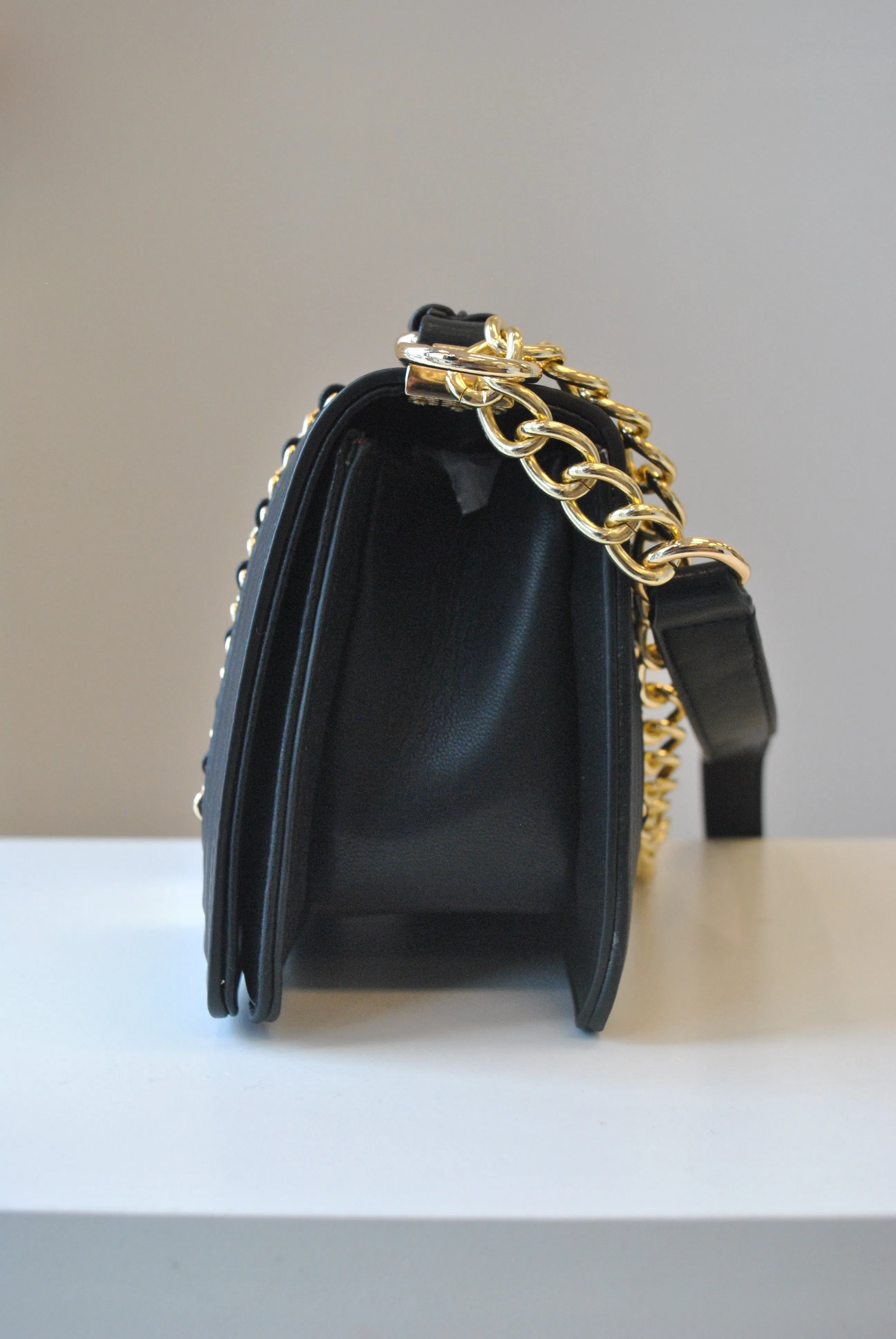 BLACK GUILTED MIDIUM CROSSBODY BAG WITH GOLD CHAIN