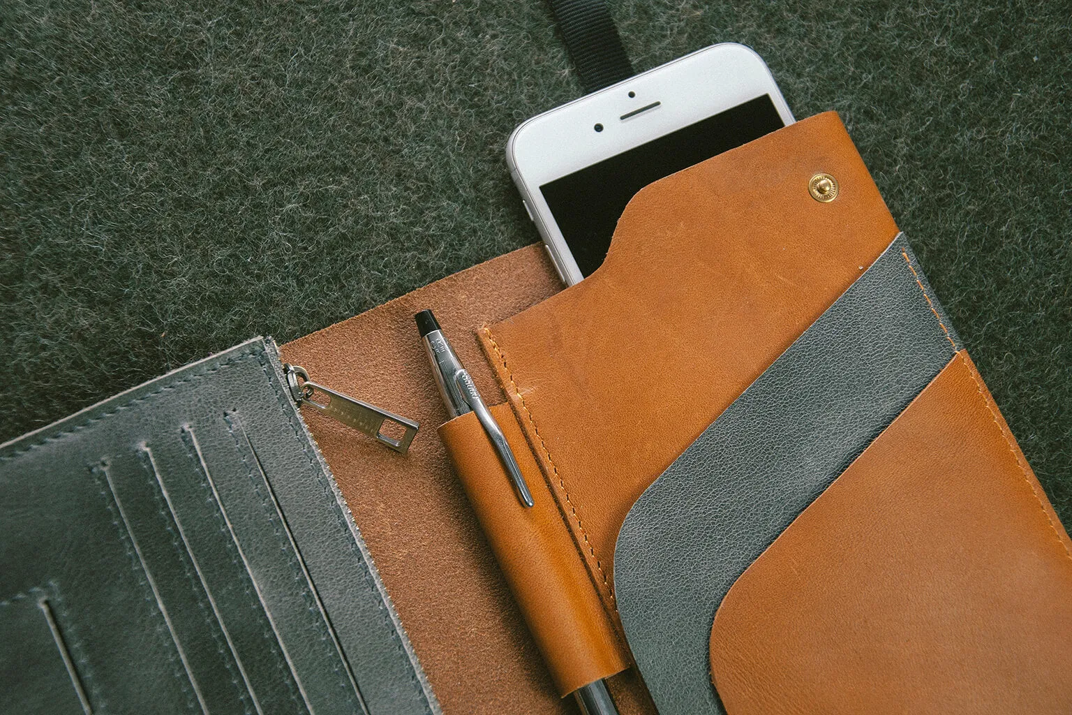 PASSPORT WALLET - toffee/grey