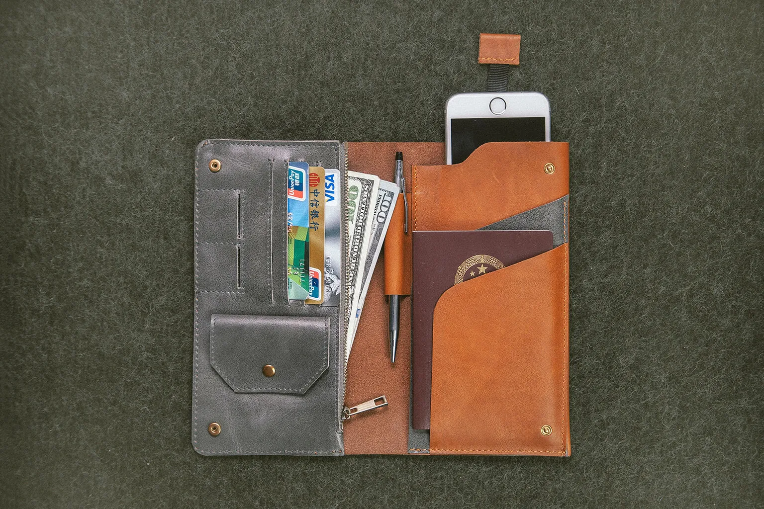 PASSPORT WALLET - toffee/grey